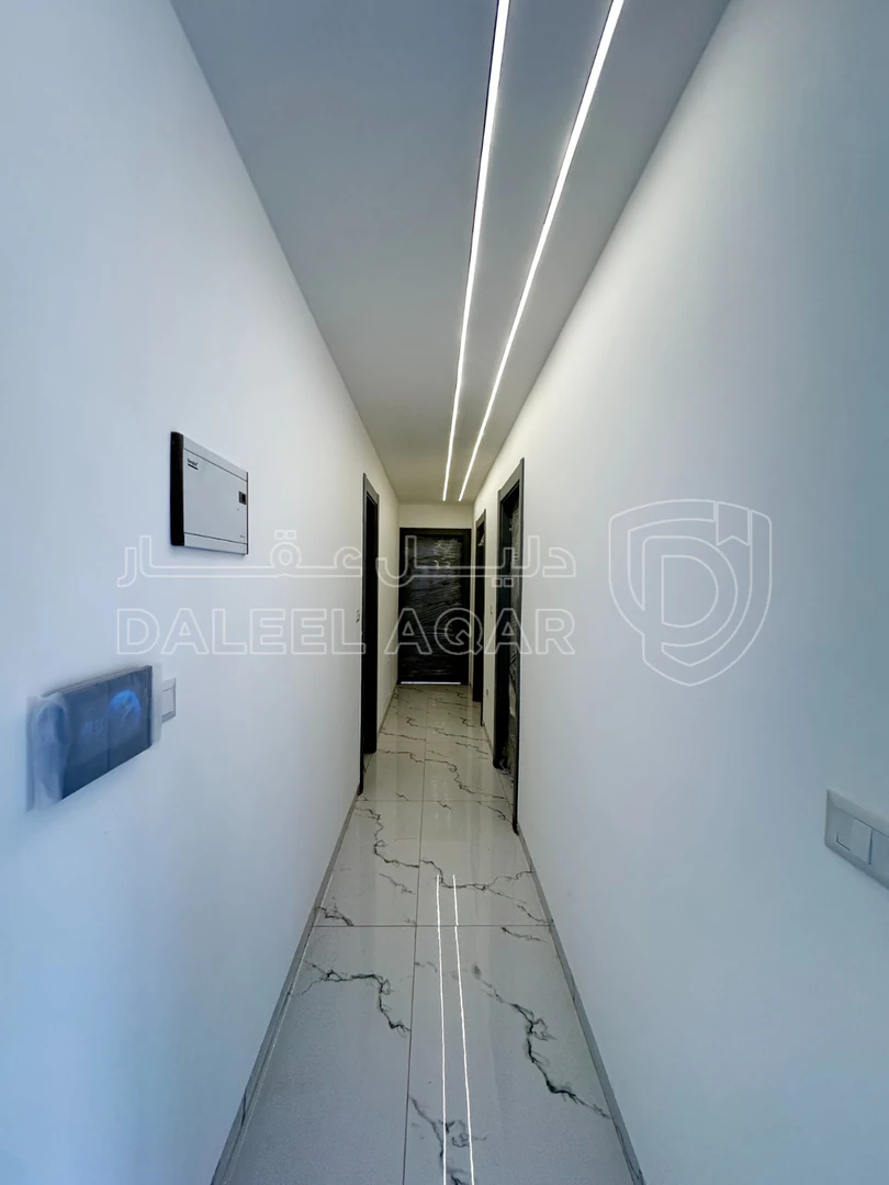 شقة في قرب جامعة البتراء- طريق المطار (طريق الخدمات) - 120,000 دأ - صورة 1